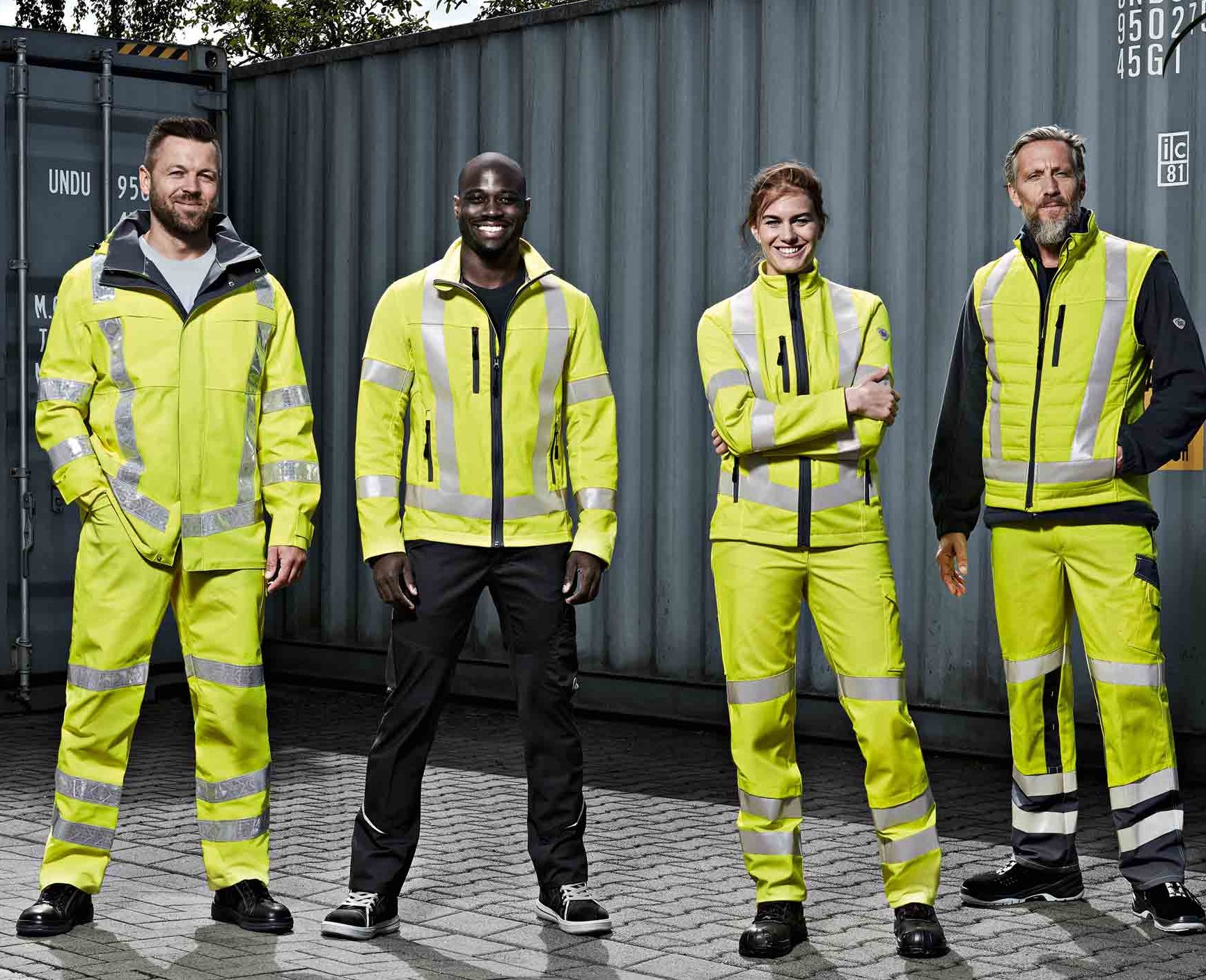 Drei Männer und eine Frau tragen PSA in neongelb.